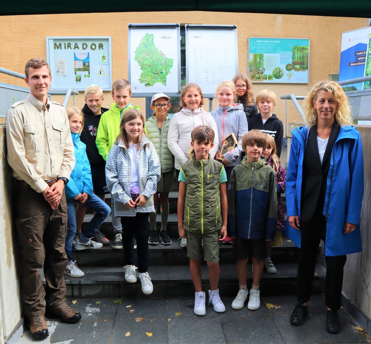 (de g. à dr.) Ben Pauly, animateur du COPIL Natura 2000 Mamer-Äischdall-Gréngewald ; jeunes stars télé; Joëlle Welfring, ministre de l'Environnement, du Climat et du Développement durable