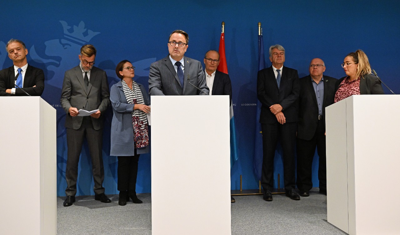 (de g. à dr.) Michel Reckinger, président de l’UEL ; Franz Fayot, ministre de l'Économie ; Yuriko Backes, ministre des Finances ; Xavier Bettel, Premier ministre, ministre d'État ; Claude Turmes, ministre de l'Énergie ; Romain Wollff, président de la CGFP ; Patrick Dury, président du LCGB ; Nora Back, présidente de l’OGBL