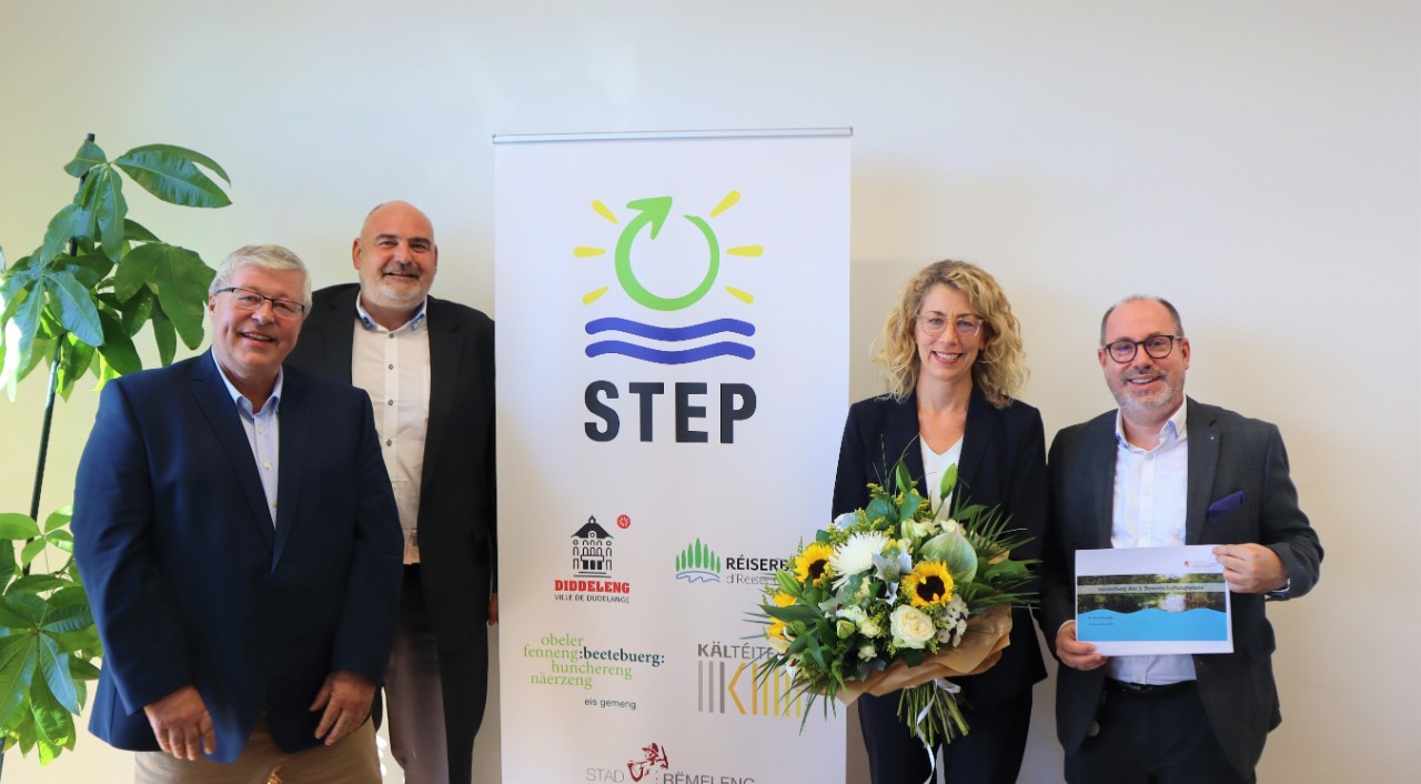 (de g. à dr.) Edy Reding, membre du bureau STEP et échevin dans lo commune de Roeser ; André Detaille, directeur du STEP ; Joëlle Welfring, ministre de l'Environnement, du Climat et du Développement durable ; Dr. Jean-Paul Lickes, directeur de l'Administration de la gestion de l'eau