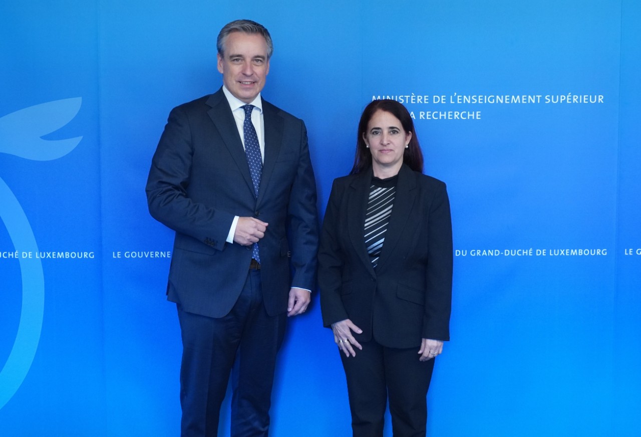 (de g. à dr.) Claude Meisch, ministre de l’Enseignement supérieur et de la Recherche et ministre de l’Éducation nationale, de l’Enfance et de la Jeunesse ; S.E. Anet Pino Rivero, ambassadrice de la république de Cuba