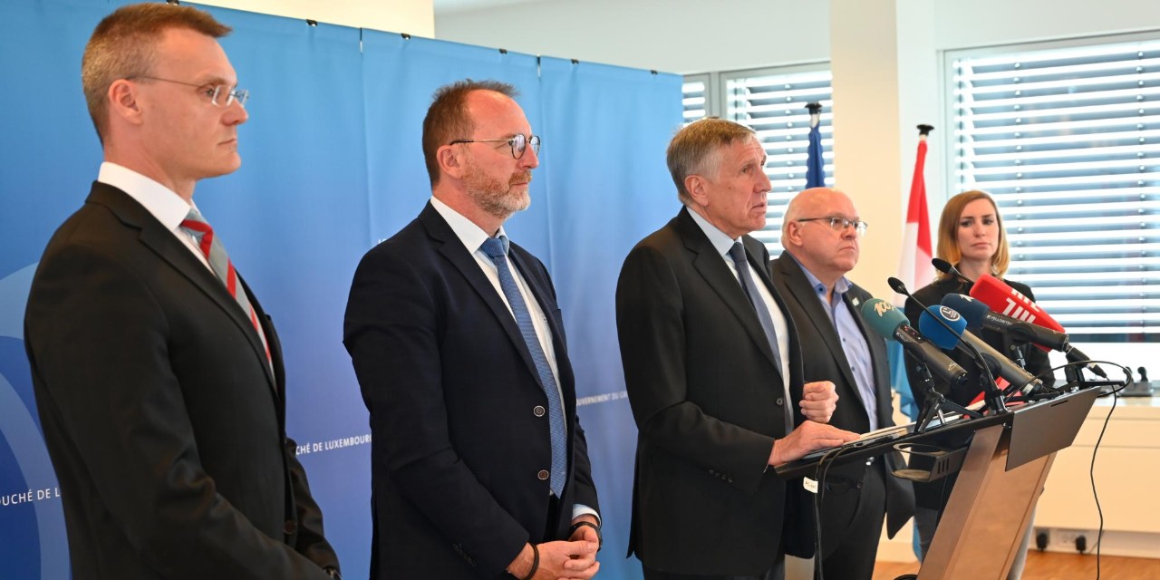 (de g. à dr.) Gilles Feith, directeur général de Luxair SA ; François Bausch, Vice-Premier ministre, ministre de la Mobilité et Travaux publics ; Georges Engel, ministre du Travail, de l’Emploi et de l’Economie sociale et solidaire ; Patrick Dury, président du Lëtzebuerger Chrëschtleche Gewerkschaftsbond (LCGB); Michelle Cloos, membre du bureau exécutif de l'Onofhängege Gewerkschaftsbond Lëtzebuerg (OGBL)