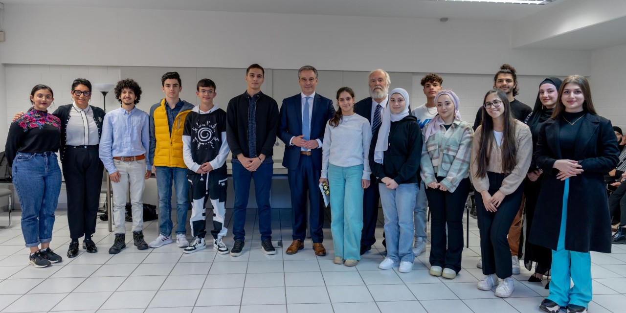 	(au centre) Claude Meisch, ministre de l'Éducation nationale, de l'Enfance et de la Jeunesse et (à l'arrière) Siggy Koenig, Eng Zukunft zu Lëtzebuerg, entourés par les élèves arabophones récompensés