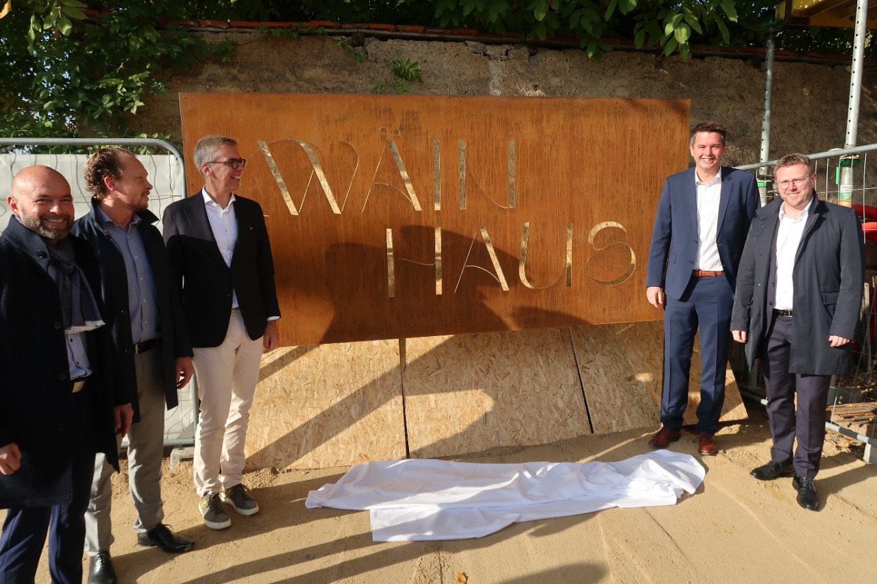 	(de g. à dr.) Max Hengel, échevin de la commune de Wormeldange, membre du comité de l'Entente touristique de la Moselle luxembourgeoise ; Thierry Hirtz, Administration des bâtimens publics ; Léon Gloden, président de l'Entente touristique de la Moselle luxembourgeoise ; Lex Delles, ministre du Tourisme ; Mathis Ast, bourgmestre de la commune de Wormeldange