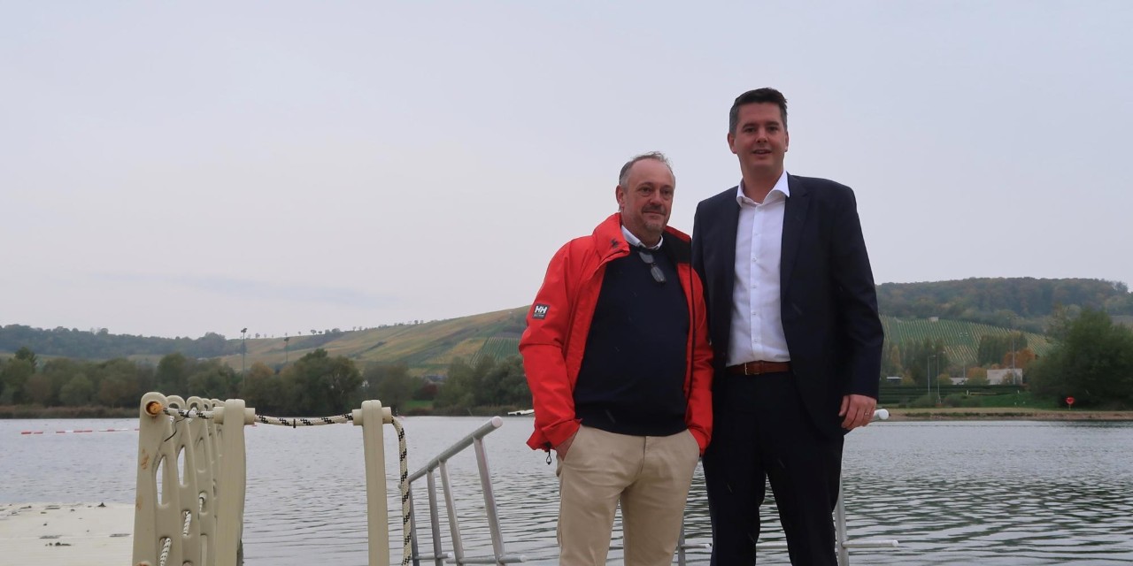 (de g. à dr.) Ramon Hemmer, directeur de «Erliefnis Baggerweier ASBL» ; Lex Delles, ministre du Tourisme