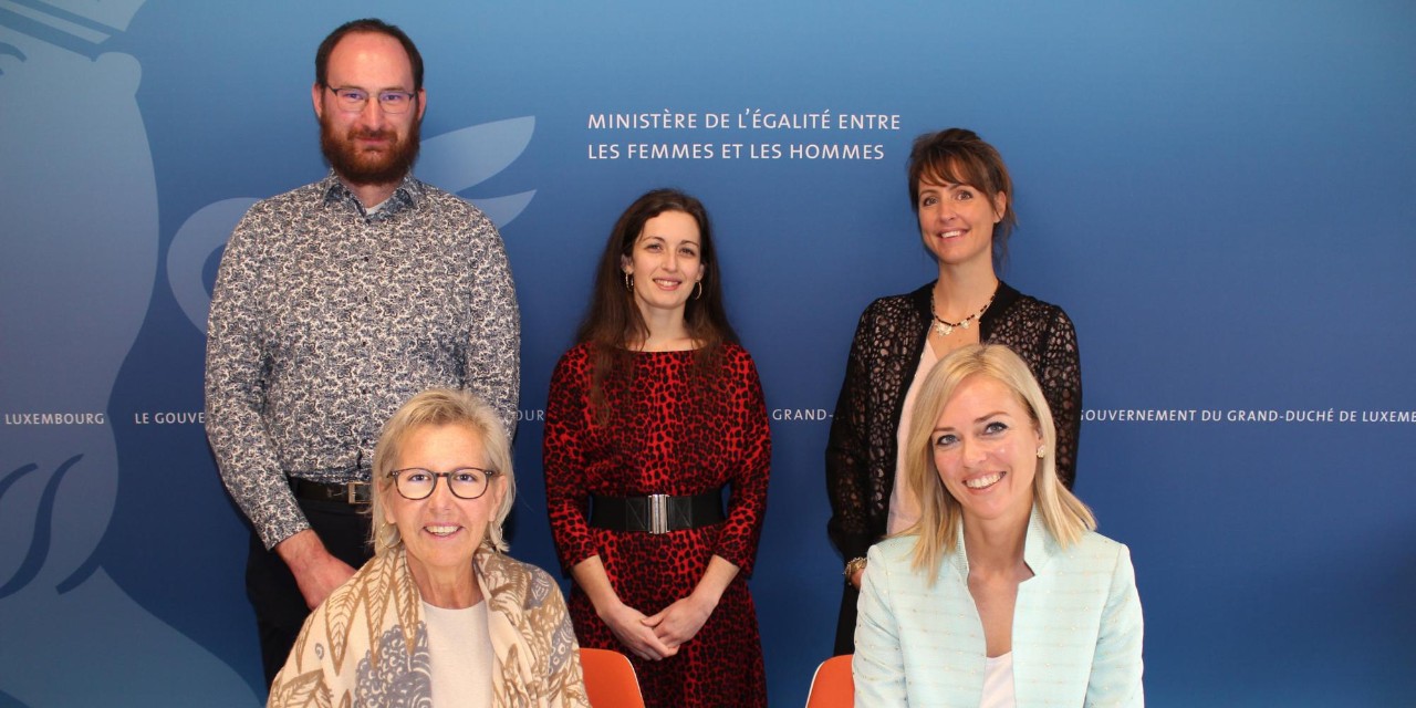(assis, de g. à dr.) Josée Kirps, directrice des Archives nationales de Luxembourg ; Taina Bofferding, ministre de l’Égalité entre les femmes et les hommes --- (debout, de g. à dr.) Mathieu Pasquier, archiviste, Archives nationales de Luxembourg ; Lucie Pleinecassagne, archiviste, Archives nationales de Luxembourg ; Magali Soler, cheffe du service collecte, conseil et encadrement, Archives nationales de Luxembourg