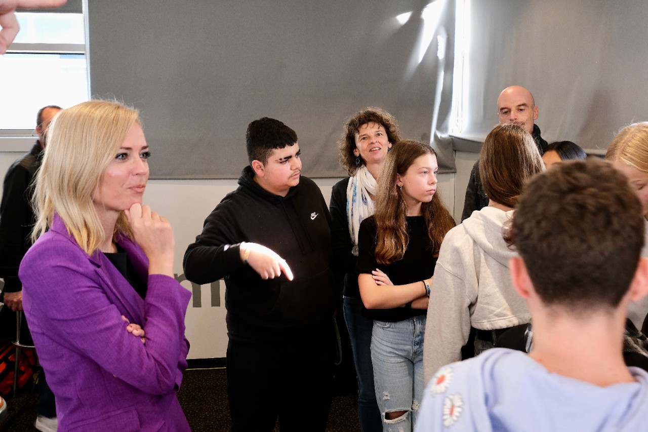 (à gauche) Taina Bofferding, ministre de l’Égalité entre les femmes et les hommes, entourée des élèves de l’enseignement secondaire