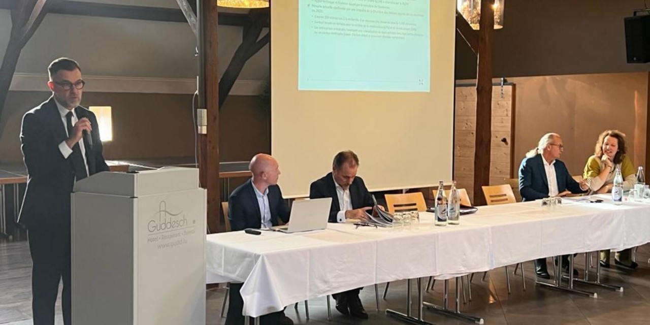 (de g. à dr.) Franz Fayot, ministre de l'Économie ; Fabien Nimax, DG Industrie, nouvelles technologies et recherche au ministère de l’Économie ; Georges Gudenburg, DG Industrie, nouvelles technologies et recherche au ministère de l’Économie ; Claude Turmes, ministre de l'Aménagement du territoire ; Juliette Mathieu, Division des affaires nationales, chef de division au ministère de l’Énergie et de l’Aménagement du territoire