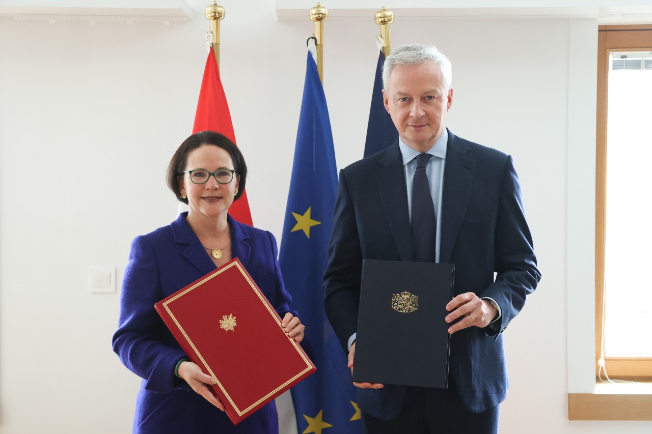 (de g. à dr.) Yuriko Backes, ministre des Finances; Bruno Le Maire, ministre de l'Economie, des Finances, de l'Industrie et de la Souveraineté numérique de la France