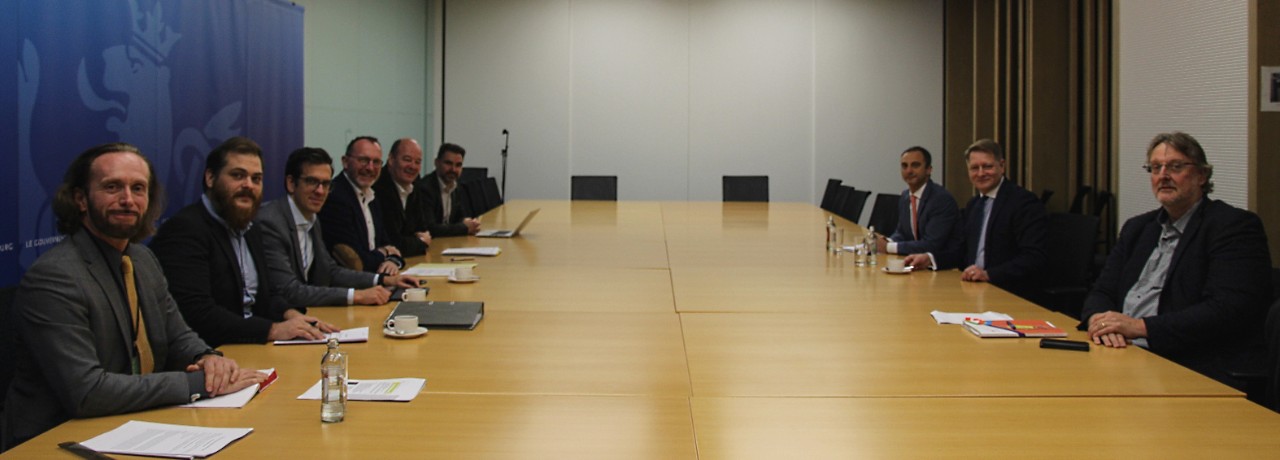 (de g. à dr.) François Engel, National Liaison Officer du Luxembourg auprès de l'ELA ; Tom Meyer, responsable du département «Dialogue social et Affaires européennes et internationales» ; Tom Oswald, coordinateur général au ministère du Travail, de l’Emploi et de l’Économie sociale et solidaire ; Georges Engel, ministre du Travail, de l’Emploi et de l’Economie sociale et solidaire ; Claude Haagen, ministre de la Sécurité sociale ; Abilio Fernandes, premier conseiller de gouvernement, ministère de la Sécurité sociale ; Federico Pancaldi, responsable de l'office des NLO à l'ELA ; Cosmin Boiangiu, directeur général de l'ELA ; Marco Boly, directeur de l'Inspection du travail et des mines