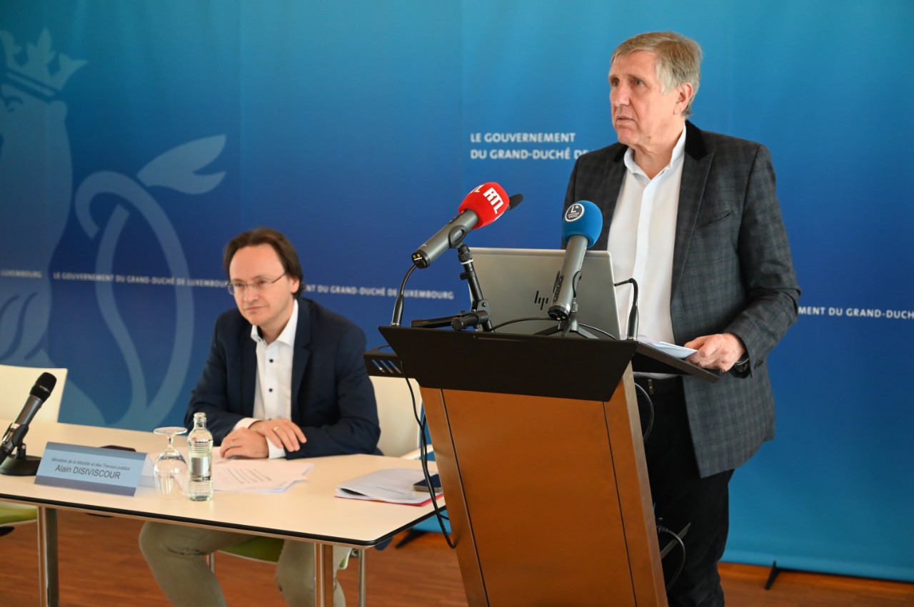 (de g. à dr.) Alain Disiviscours, ministère de la Mobilité et des Travaux publics; François Bausch, ministre de la Mobilité et des Travaux publics 