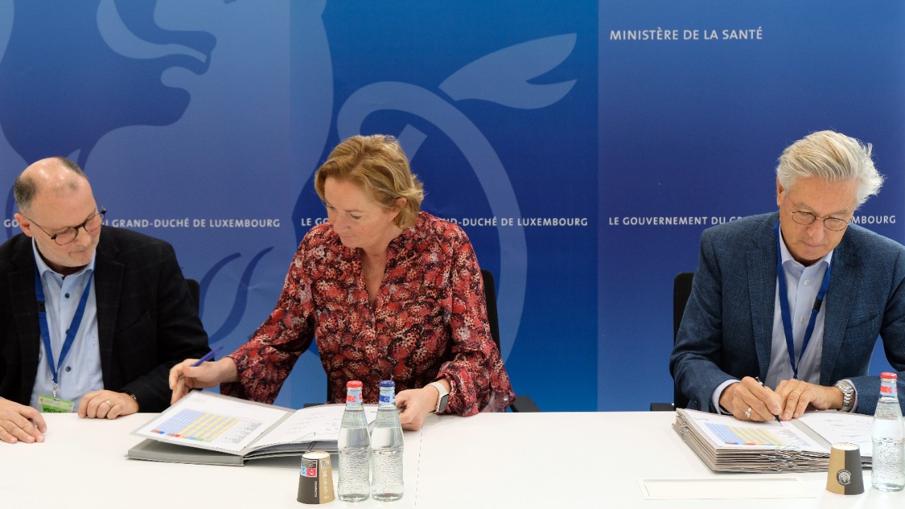 (de g. à dr.) Sylvain Vitali, secrétaire général de la Fédération des hôpitaux luxembourgeois ; Paulette Lenert, ministre de la Santé ; Dr Philippe Turk, président de la Fédération des hôpitaux luxembourgeois