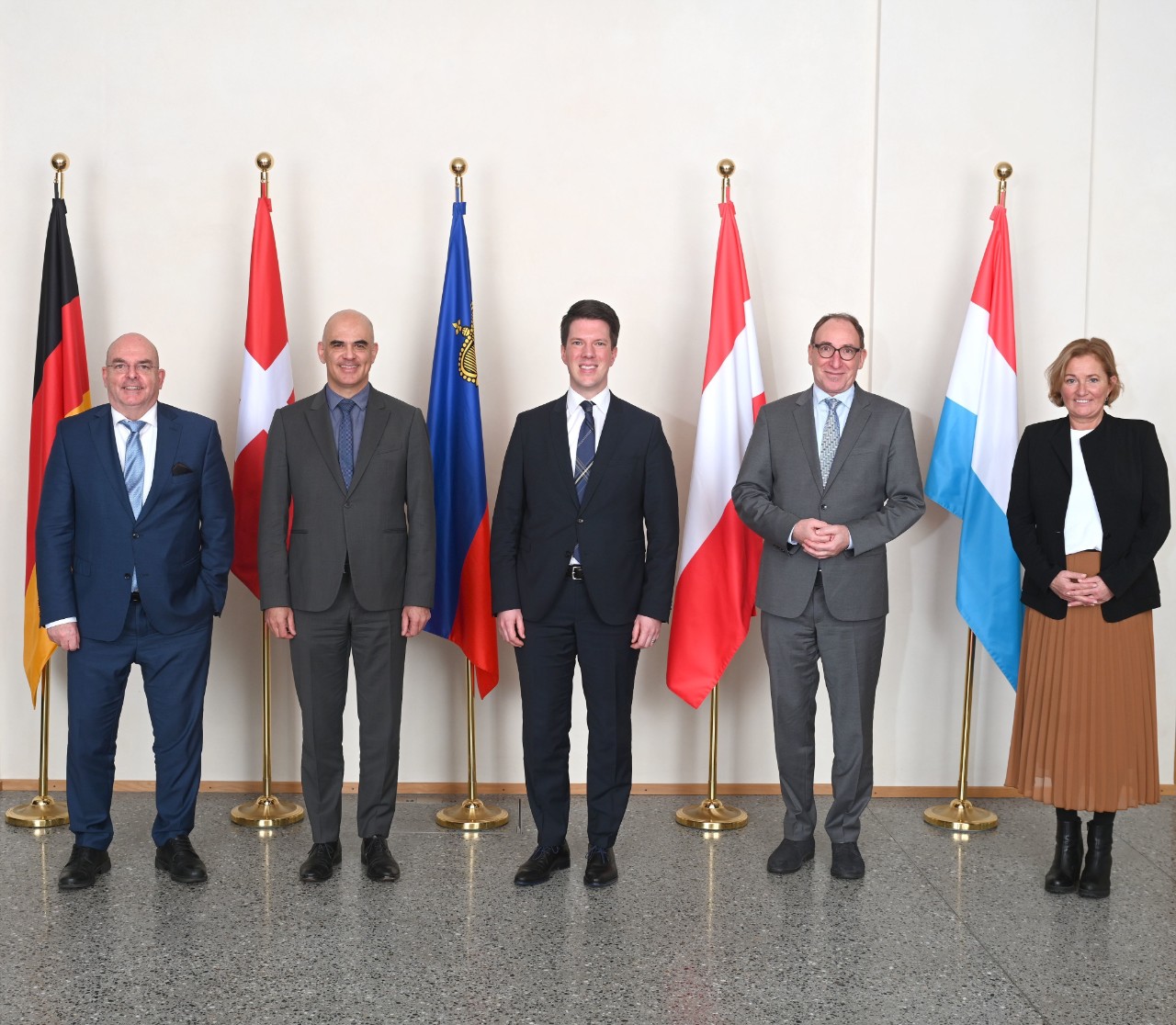 (de g. à dr.) Edgar Franke, secrétaire d’État allemand de la Santé ; Alain Berset, conseiller fédéral, chef du Département fédéral de l'intérieur (DFI) de la Confédération suisse ; Manuel Frick, ministre liechtensteinois de la Société et de la Culture ; Johannes Rauch, ministre autrichien des Affaires sociales et de la Santé ; Paulette Lenert, ministre de la Santé