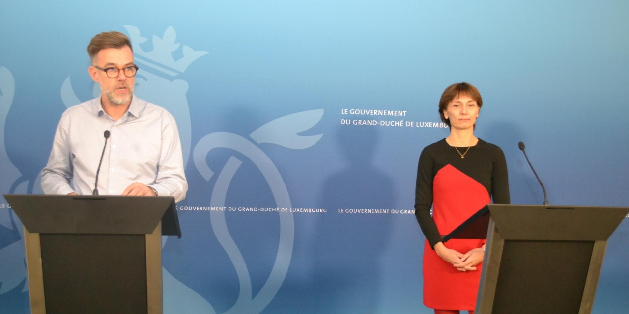 (de g. à dr.) Franz Fayot, ministre de l’Economie ; Pascale Junker, chargé de direction Luxembourg Stratégie