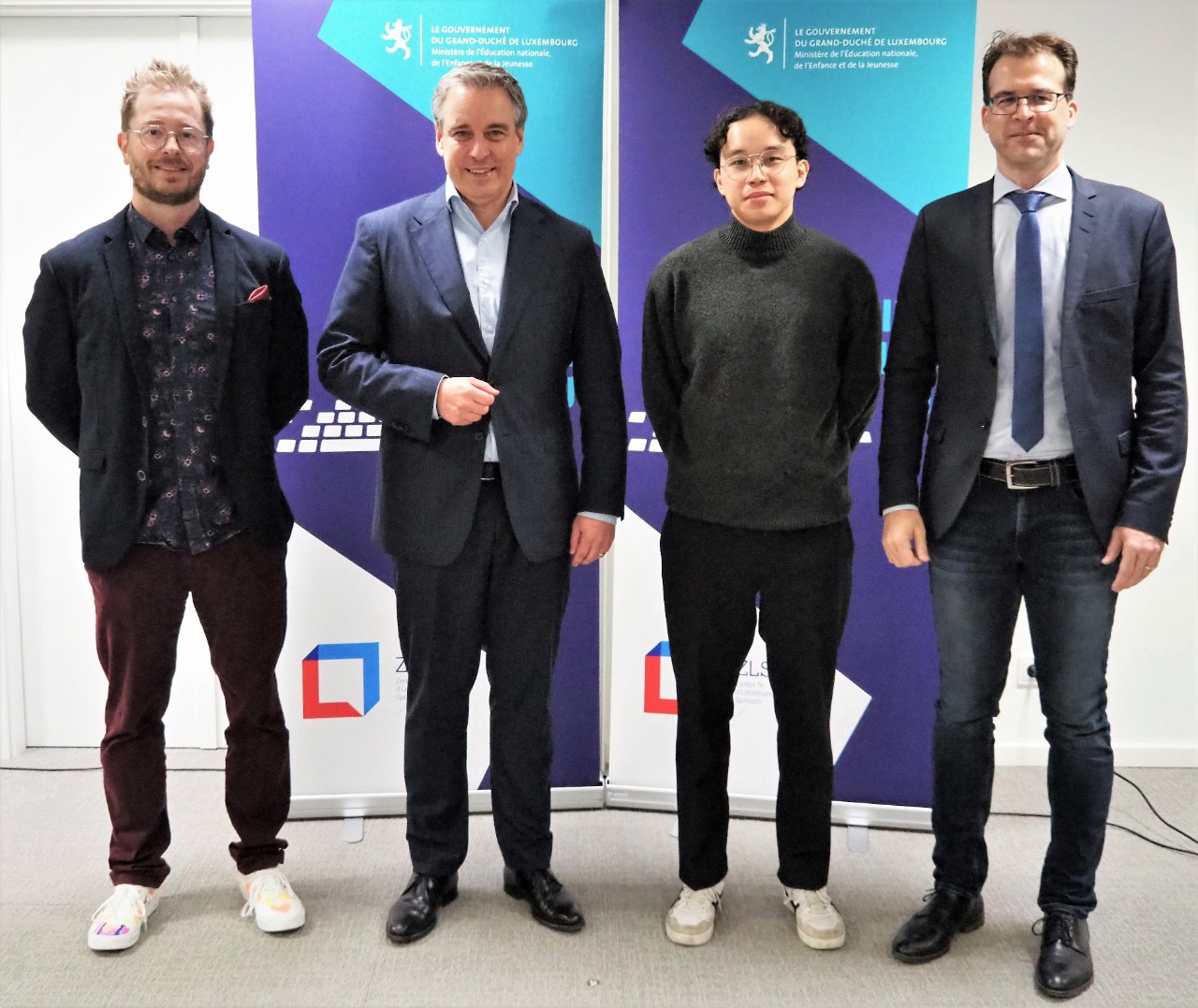 (de g. à dr.) Dr. Sven Collette, linguiste informatique au Zenter fir d'Lëtzebuerger Sprooch; Claude Meisch, ministre de l'Education nationale, de l'Enfance et de la Jeunesse; Le Minh Nguyen, expert en 'Voice Technology'; Luc Marteling, directeur du Zenter fir d'Lëtzebuerger Sprooch
