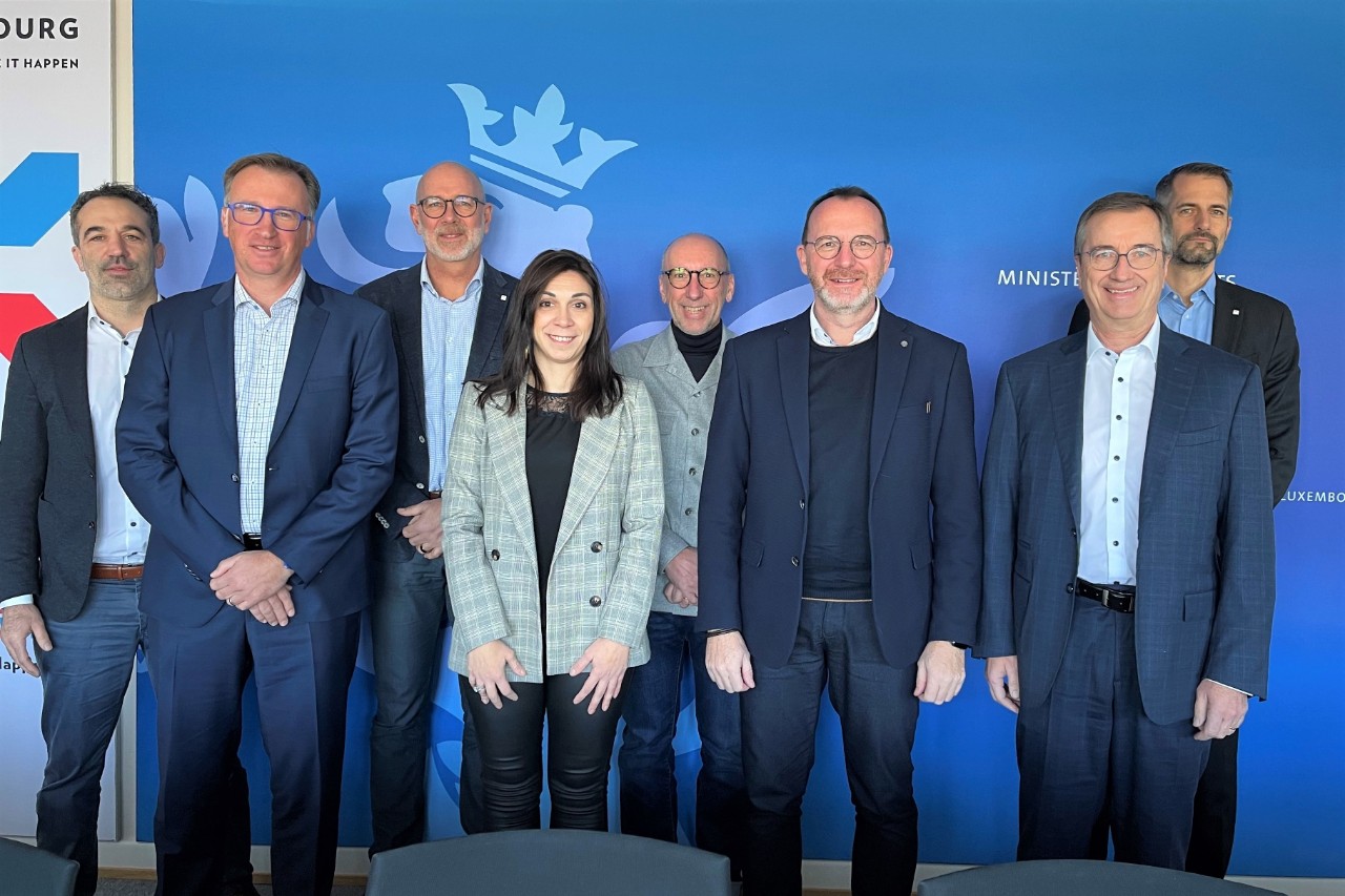 (de g. à dr.) Charles Stelmes, ministère des Sports; Thierry Wagner, ministère des Sports; Raymond Conzemius, COSL; Vanessa Tarantini, ministère des Sports; Michel Knepper, COSL; Georges Engel, ministre des Sports; André Hoffmann, président du COSL; Ralf Lentz, COSL