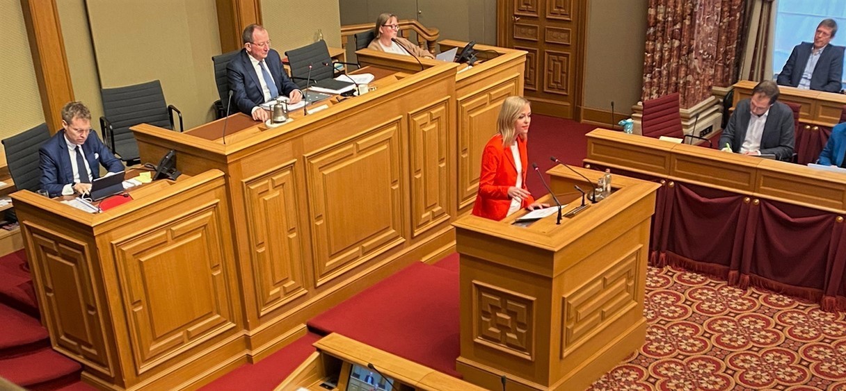 (au milieu) Taina Bofferding, ministre de l'Intérieur