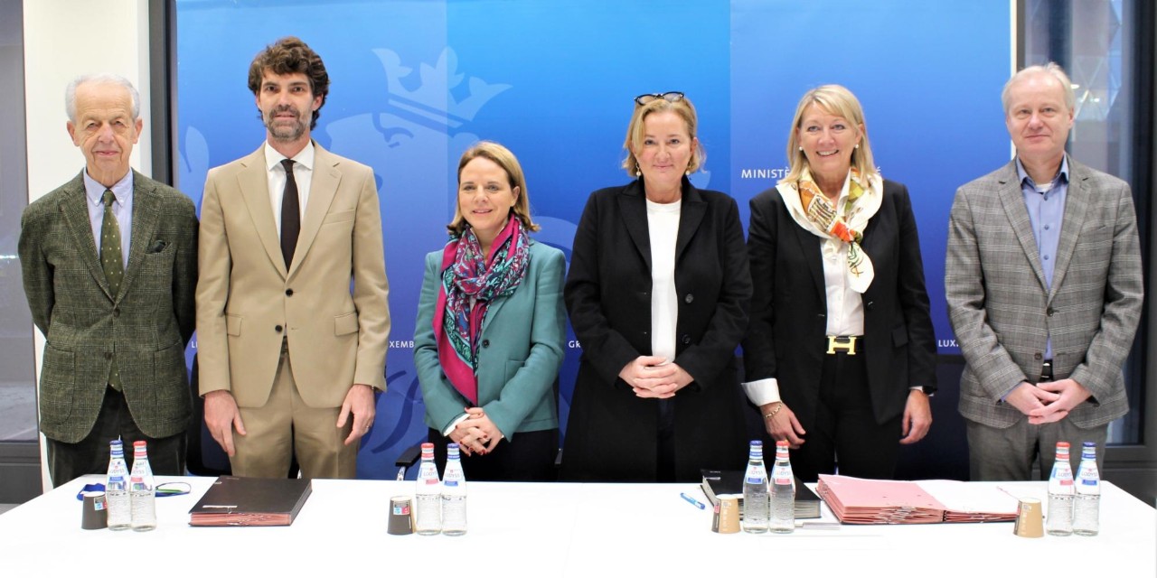 (de g. à dr.) Marc Fischbach, président de la COPAS ; Dr Guillaume Steichen, secrétaire général de l'AMMD ; Corinne Cahen, ministre de la Famille et de l'Intégration, ministre à la Grande Région ; Paulette Lenert, Vice-Premier ministre, ministre de la Santé ; Dr Carine Federspiel, direction générale, ZithaSenior ; Dr Alain Schmit, président de l'AMMD