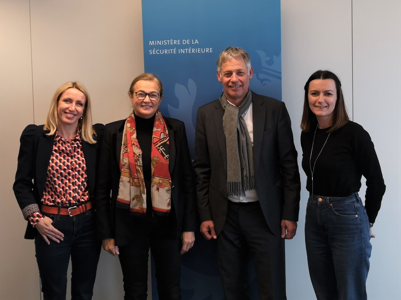 (de g. à dr.) Anne Darin, directrice de l'UCVL ; Mireille Rahme-Bley, présidente de l'UCVL ; Henri Kox, ministre de la Sécurité intérieure ; Malvina Gelezuinas, vice-présidente de l'UCVL