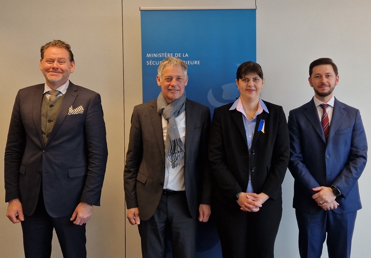 (de g. à dr.) Daniel Reiffers, direction centrale, police judiciaire ; Henri Kox, ministre de la Sécurité intérieure ; Laura Codruța Kövesi, procureure en chef du Parquet européen ; Gabriel Seixas, procureur européen du Luxembourg
