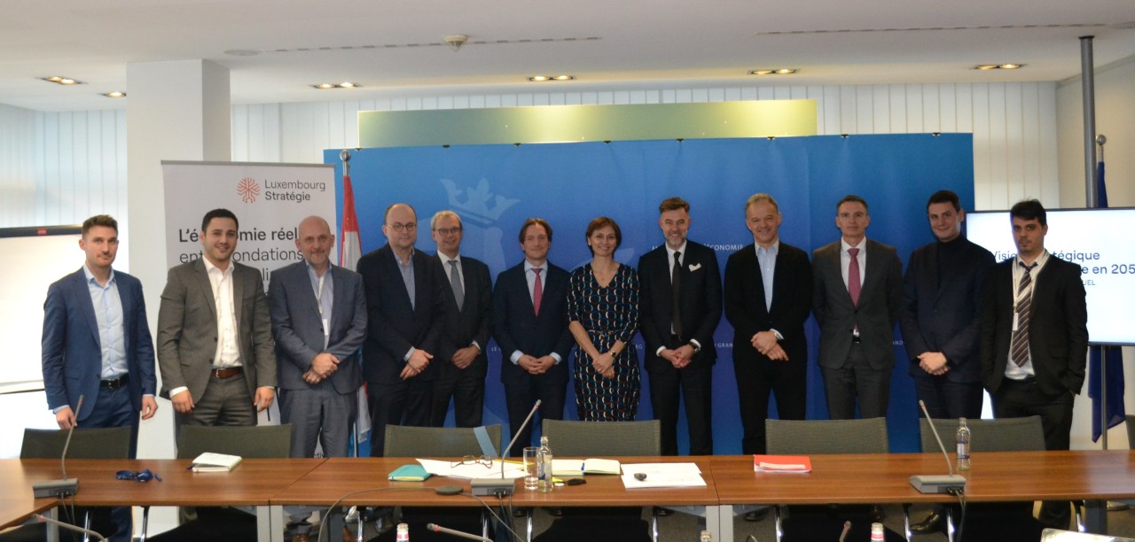 (au milieu, de g. à dr.) Pascale Junker, chargé de direction Luxembourg Stratégie ; Franz Fayot, ministre de l’Économie, entourés de la délégation de l’Union des entreprises luxembourgeoises (UEL)