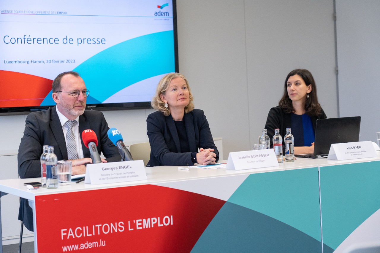 (de g. à dr.) Georges Engel, ministre du Travail, de l’Emploi et de l’Économie sociale et solidaire ; Isabelle Schlesser, directrice de l’ADEM ; Inès Baer, responsable du service Statistiques de l’ADEM