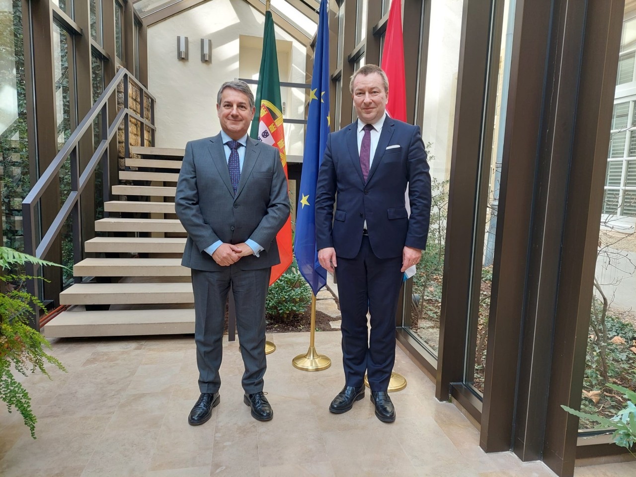(de g. à dr.) S.E.M. Mário Pedro de Sousa Cameira Abreu de Almeida, nouvel ambassadeur du Portugal au Luxembourg ; Marc Hansen, ministre délégué à la Digitalisation