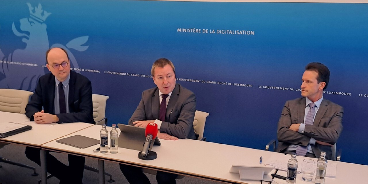 (de g. à dr.) Tom Wirion, directeur général de la Chambre des métiers; Marc Hansen, ministre délégué à la Digitalisation; Carlo Thelen, directeur général de la Chambre de commerce