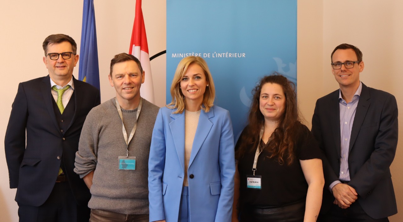 (de g. à dr.) Alain Becker, ministère de l'Intérieur ; Alain Holtz, Tiny House Community ASBL ; Taina Bofferding, ministre de l'Intérieur ; Nickie Lippert, Tiny House Community ASBL ; Frank Goeders, ministère de l'Intérieur