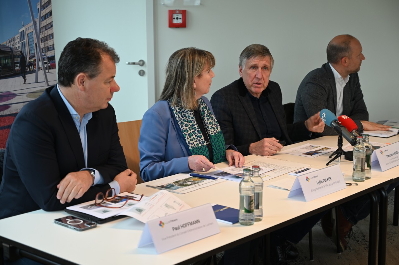 (de g. à dr.) Paul Hoffmann; Vice-Président du Conseil d’Administration de LUXTRAM S.A., Lydie Polfer; bourgmestre de la Ville de Luxembourg, François Bausch; ministre, ministre de la Mobilité et des Travaux publics, Frank Vansteenkiste; Président du Conseil d’Administration de LUXTRAM S.A.