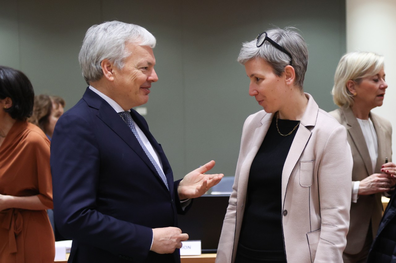 (de g. Ã  dr. Didier REYNDERS, European Commissioner for Justice, Sam TANSON, Minister for Justice )