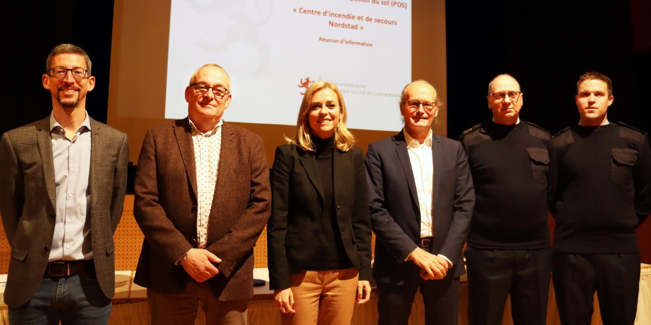 (de g. à dr.) Bob Wealer, DATer ; Claude Thill, bourgmestre de la Ville de Diekirch ; Taina Bofferding, ministre de l’Intérieur ; Claude Turmes, ministre de l’Aménagement du territoire ; Paul Schroeder, directeur général du CGDIS ; Steve Meyer, chef de département bâtiments du CGDIS