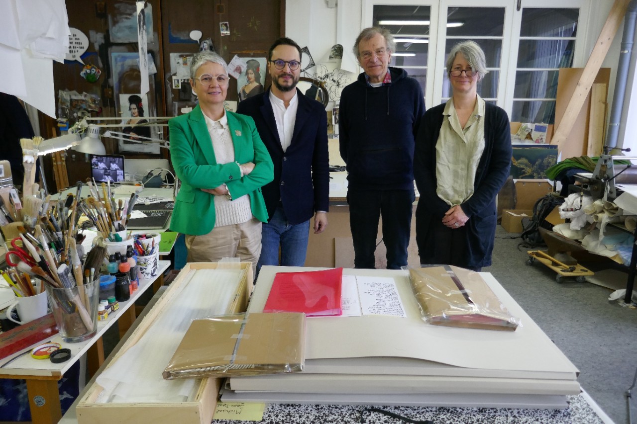 (de g. à dr.) Diane Jodes, Empreinte atelier de gravure ASBL ; Claude D. Conter, directeur de la Bibliothèque nationale du Luxembourg ; Pit Wagner, Empreinte atelier de gravure ASBL ; Anneke Walch, Empreinte atelier de gravure ASBL