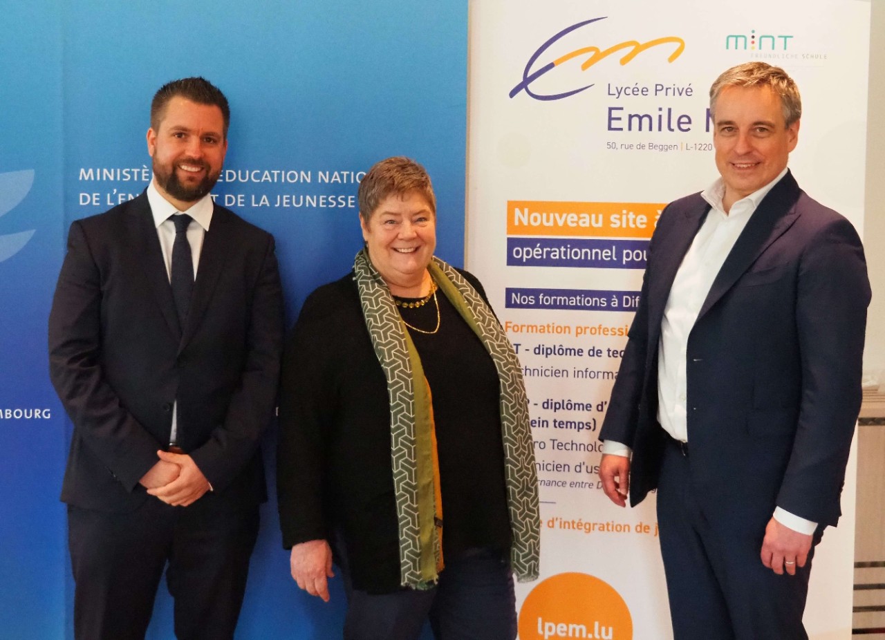 (de g. à dr.) Pascal Thill, directeur du Lycée Privé Emile Metz ; Christiane Brassel-Rausch, bourgmestre de la Ville de Differdange ; Claude Meisch, ministre de l'Éducation nationale, de l'Enfance et de la Jeunesse