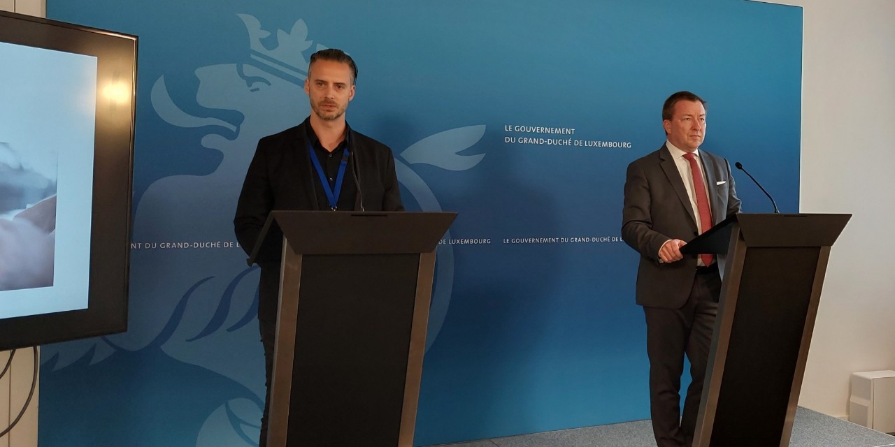 (de g. à dr.) Thomas Crépon, Managing Director de la société ILRES SA ; Marc Hansen, ministre de la Fonction publique