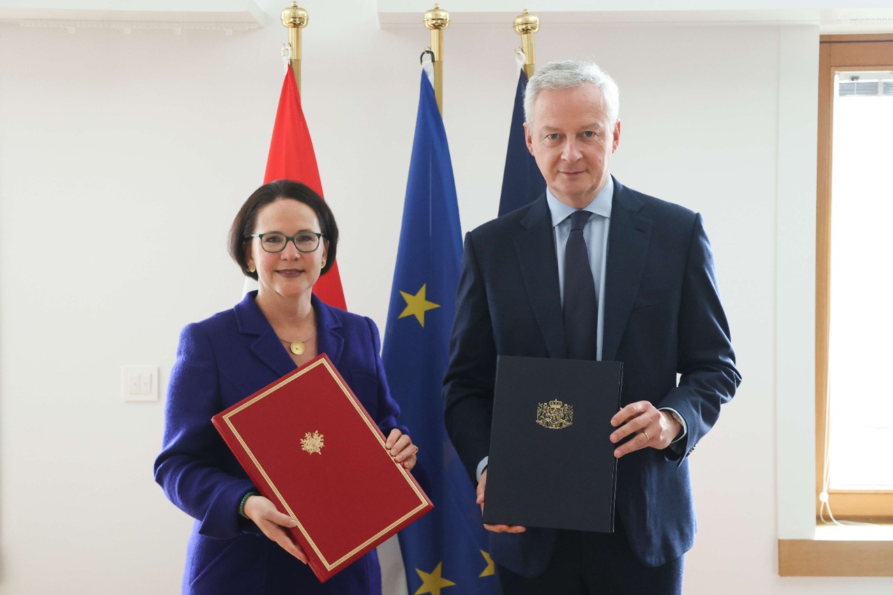 (de g. à dr.) Yuriko Backes, ministre des Finances ; Bruno Le Maire, ministre de l'Economie, des Finances, de l'Industrie et de la Souveraineté numérique de la France
