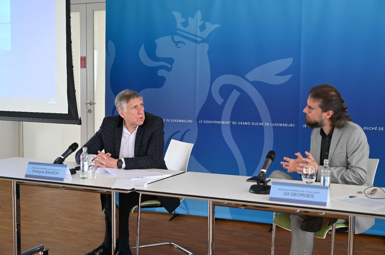 (de g. à dr.) François Bausch, ministre de la Mobilité et des Travaux publics; Gil Georges, ministère de la Mobilité et des Travaux publics