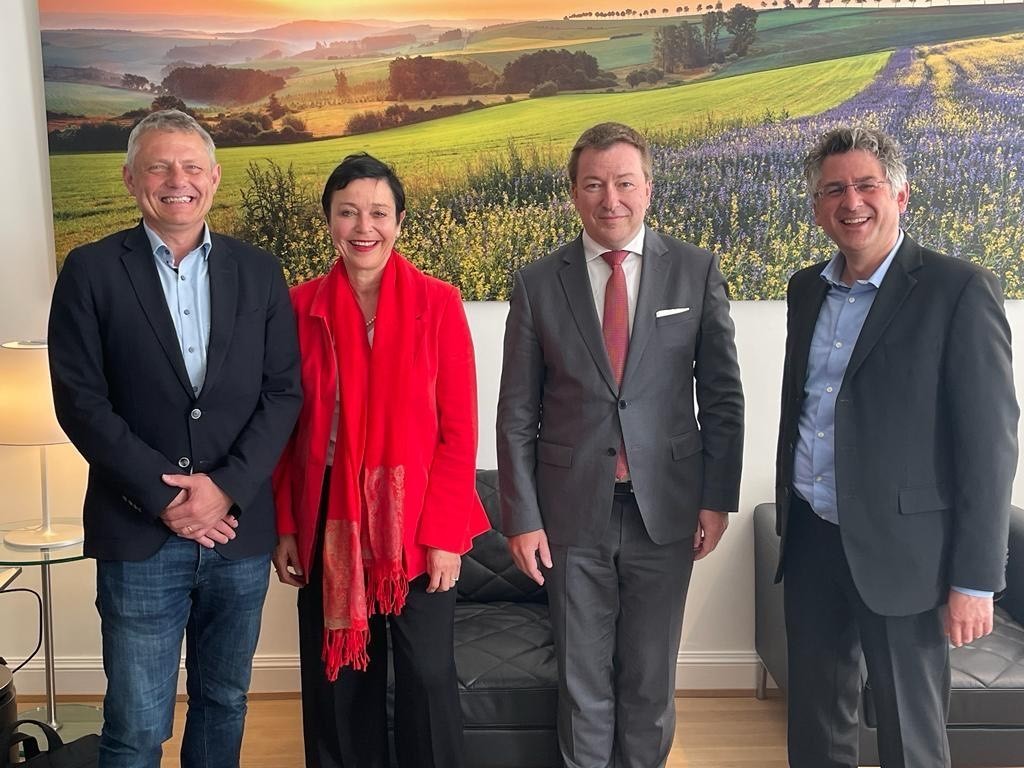 (de g. à dr.) Emmanuel Fleig, directeur de L’essentiel ; Netty Thines, Mediation SA ; Marc Hansen, ministre délégué à la Digitalisation ; Sven Schreiber, conférencier et expert numérique