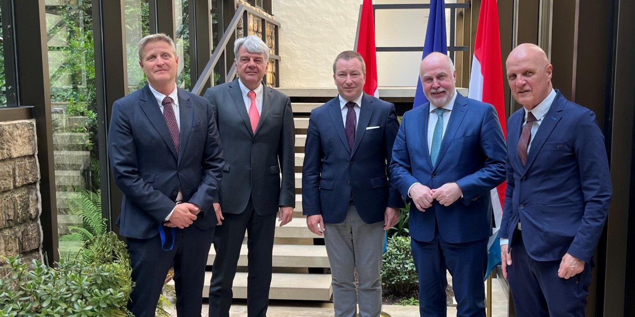 (de g. à dr.) Klaus Heeger, Secrétaire général ; Romain Wolff, président de la CESI ; Marc Hansen, ministre de la Fonction publique ; Ulrich Silberbach, vice-président de la CESI ; Urs Stauffer, trésorier de la CESI