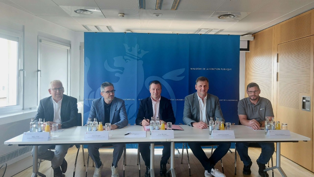 (de g. à dr.) Marc Thill, membre de la Bréifdréieschgewerkschaft ; Bob Gengler, ministère de la Fonction publique ; Marc Hansen, ministre de la Fonction publique ; Raymond Juchem, président de la Bréifdréieschgewerkschaft ; Sacha Petulowa, 1er vice-président et trésorier de la Bréifdréieschgewerkschaft