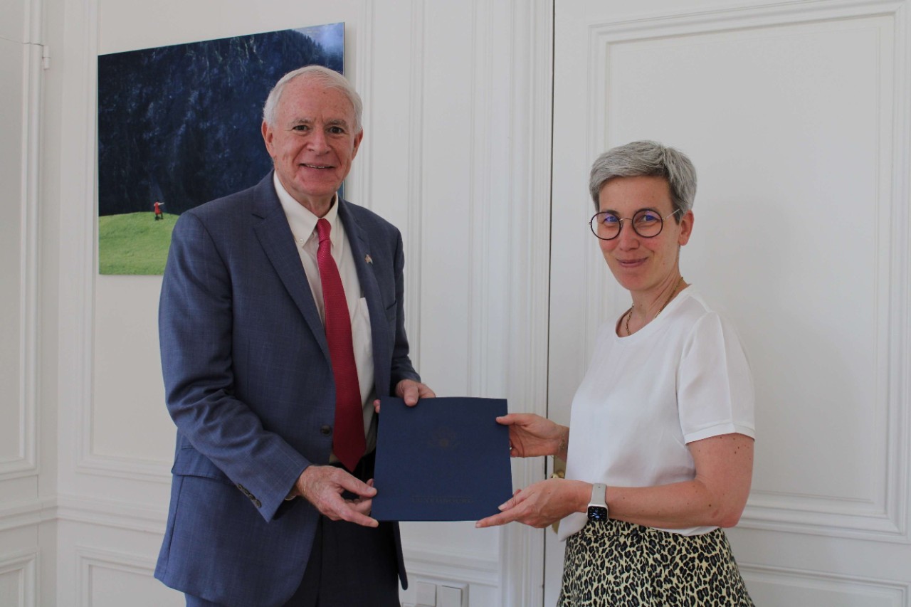 (de g. à dr.) Thomas Barrett, ambassadeur des États-Unis au Luxembourg ; Sam Tanson, ministre de la Justice