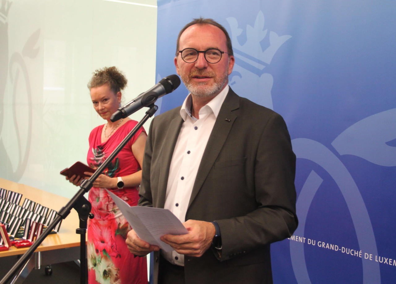 	(de g. à dr.) Valérie Mabileau, gestionnaire des distinctions honorifiques au ministère du Travail, de l’Emploi et de l’Économie sociale et solidaire ; Georges Engel, ministre du Travail, de l’Emploi et de l’Économie sociale et solidaire