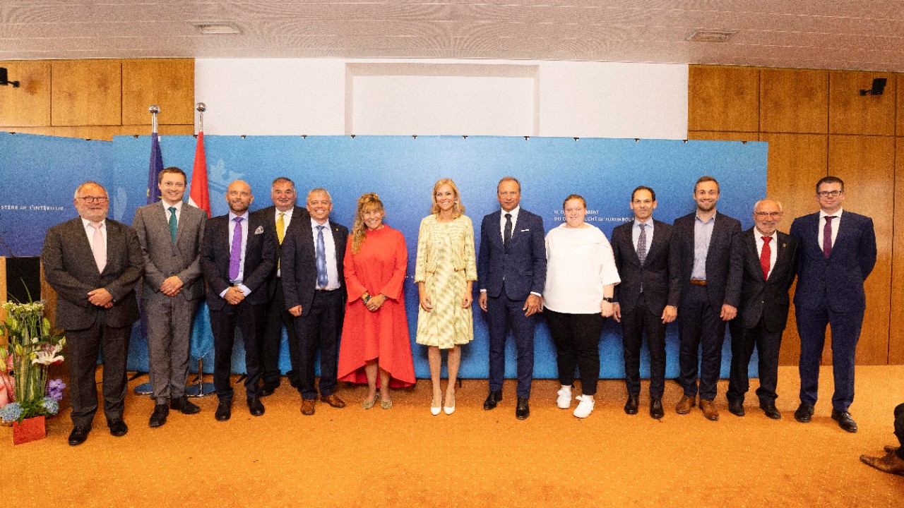 La ministre Taina Bofferding avec les bourgmestres assermentés