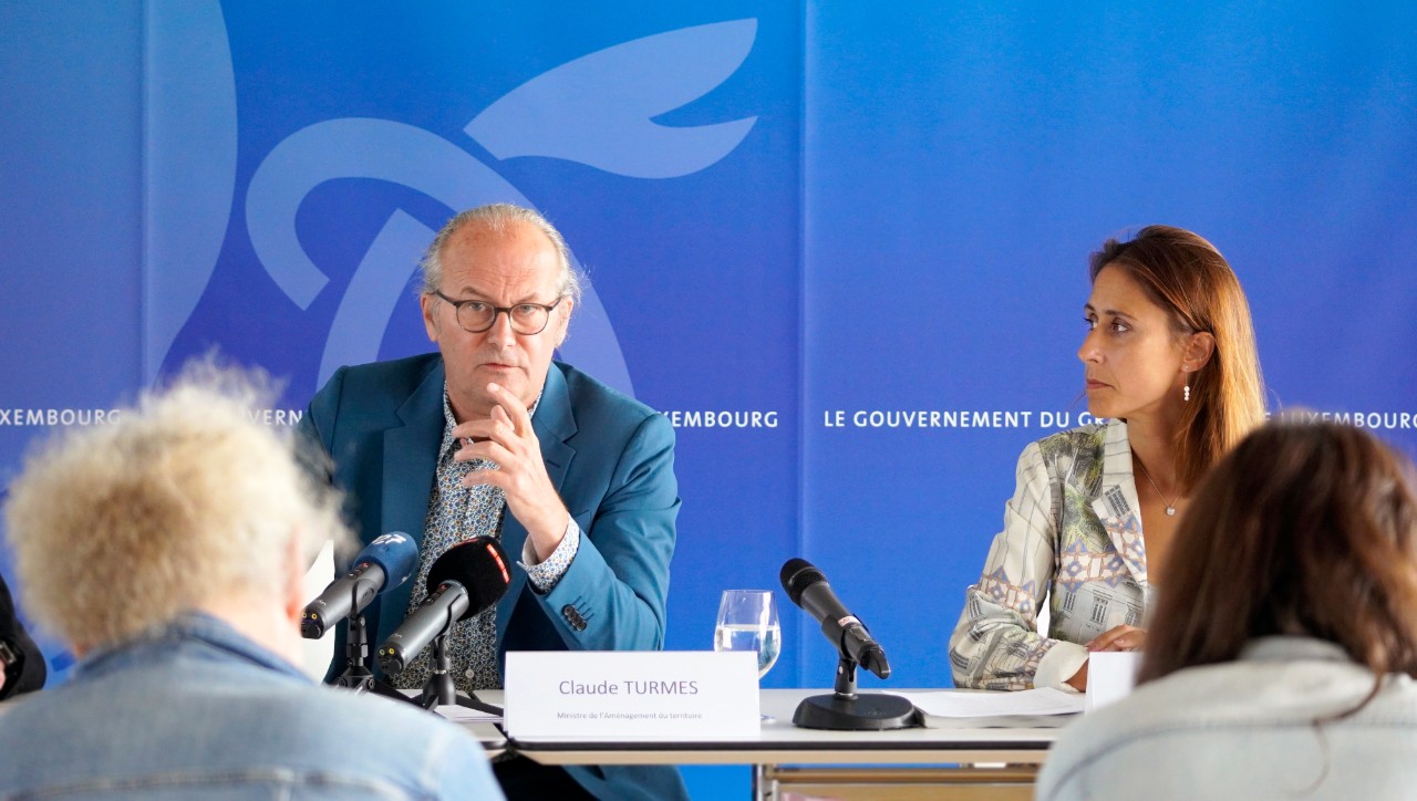 (de g. à dr.) Claude Turmes, ministre de l’Aménagement du territoire ; Marie-Josée Vidal, coordinatrice générale, ministère de l'Énergie et de l'Aménagement du territoire, Département de l'aménagement du territoire