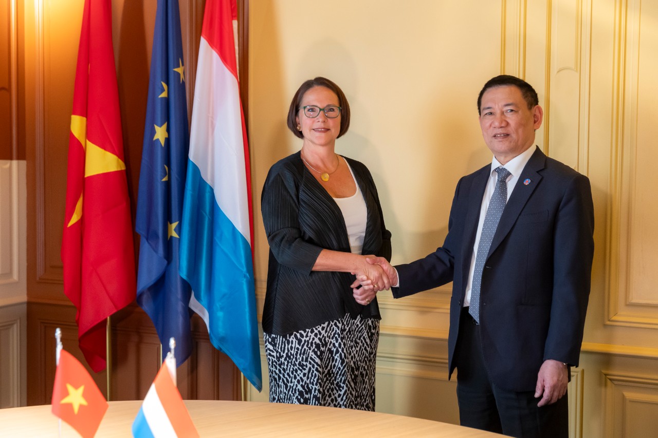 (de g. à dr.) Yuriko Backes, ministre des Finances ; Ho Duc Phoc, ministre des Finances de la République socialiste du Viêt Nam