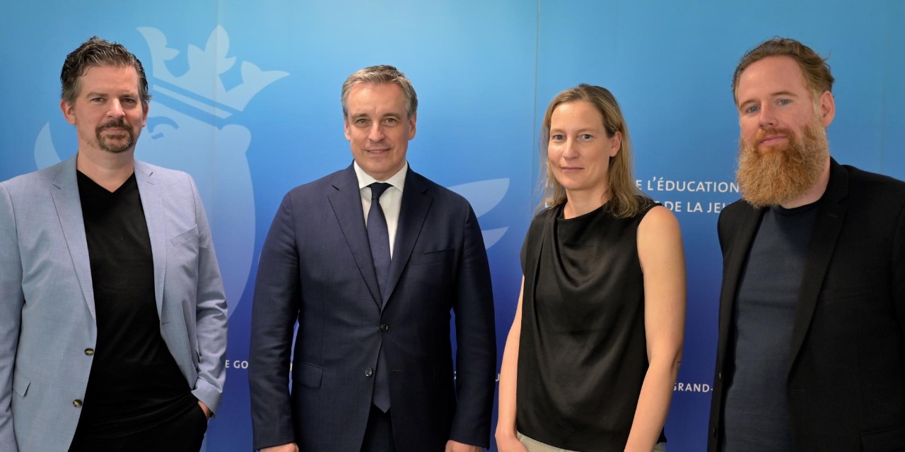 (de g. à dr.) Dr Thomas Lenz, chercheur et manager au Luxembourg Center for Educational Testing (LUCET) ; Claude Meisch, ministre de l’Éducation nationale, de l’Enfance et de la Jeunesse ; Dr Sonja Ugen, directrice ff. du LUCET ; Prof Dr Antoine Fischbach, vice-doyen de la Faculté des sciences humaines, des sciences de l’éducation et des sciences sociales de l’Université du Luxembourg