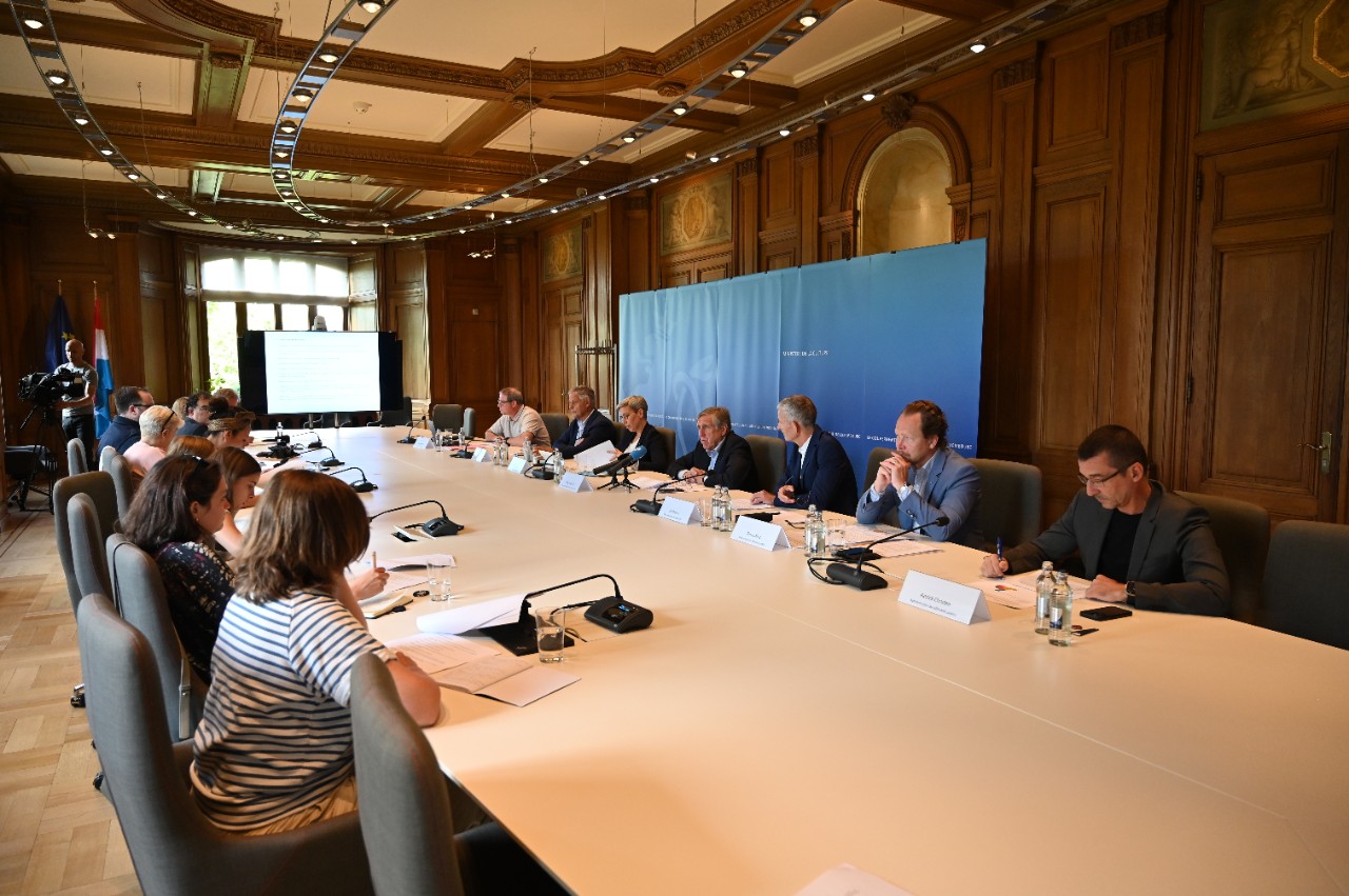 (de g. à dr.) Tom Gantenbein, ministère de la Culture ; Jo Kox, ministère de la Culture ; Sam Tanson, ministre de la Culture ; François Bausch, ministre de la Mobilité et des Travaux publics ; Luc Dhamen, directeur de l'Administration des bâtiments publics ; Thierry Hirtz, Administration des bâtiments publics ; Patrick Christen, Administration des bâtiments publics