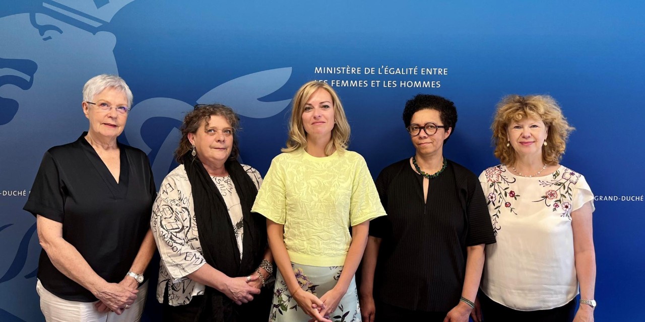 (de g. à dr.) Claudine Speltz, vice-présidente du CNFL ; Anik Raskin, chargée de direction du CNFL ; Taina Bofferding, ministre de l’Égalité entre les femmes et les hommes ; Aldina Ganeto, présidente du CNFL ; Joëlle Letsch, trésorière du CNFL