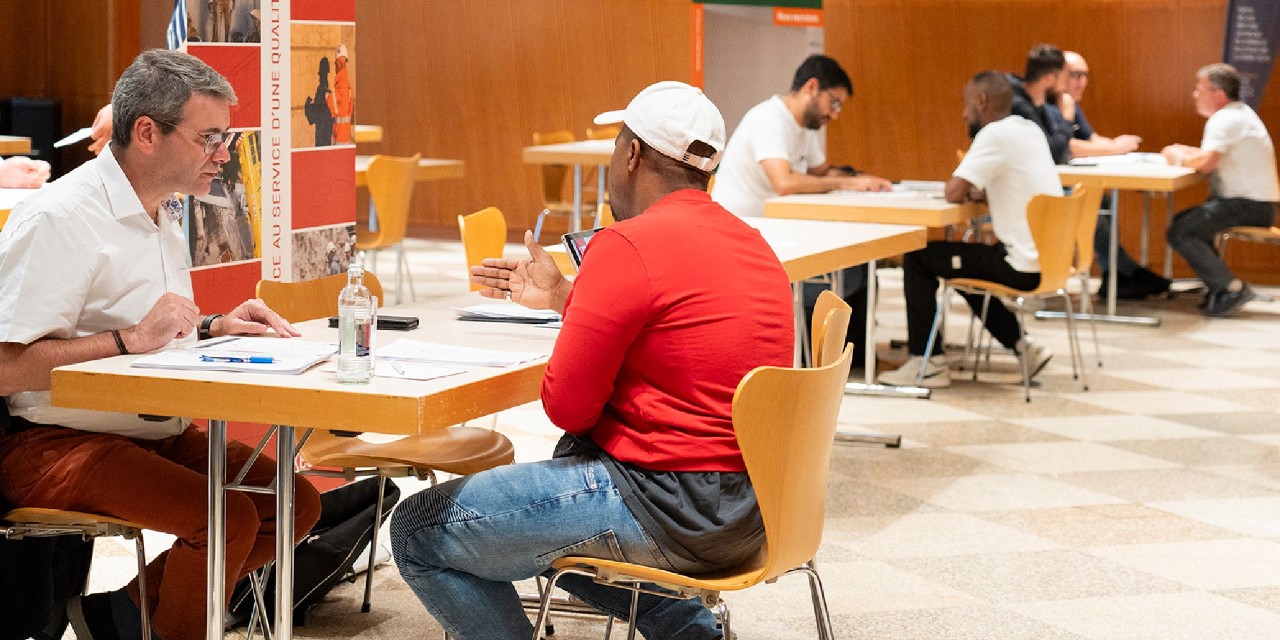 Entretien en tête-à-tête entre demandeur d'emploi et recruteur