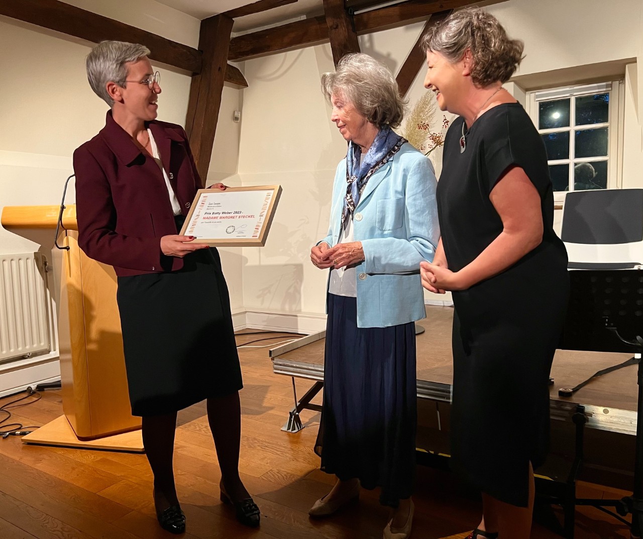 (de g. à dr.) Sam Tanson, ministre de la Culture ; Margret Steckel, lauréate ; Nathalie Jacoby, directrice du Centre national de littérature (CNL)
