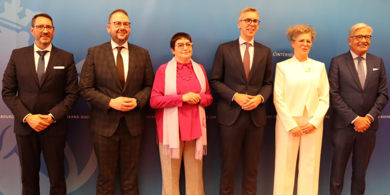(de g. à dr.) Bruno Cavaleiro, échevin de la Ville d'Esch ; Christian Weis, bourgmestre de la Ville d'Esch ; Monique Hermes, bourgmestre de la Ville de Grevenmacher ; Léon Gloden, ministre des Affaires intérieures ; Liane Felten, échevine de la Ville de Grevenmacher ; Laurent Mosar, échevin de la Ville de Luxembourg
